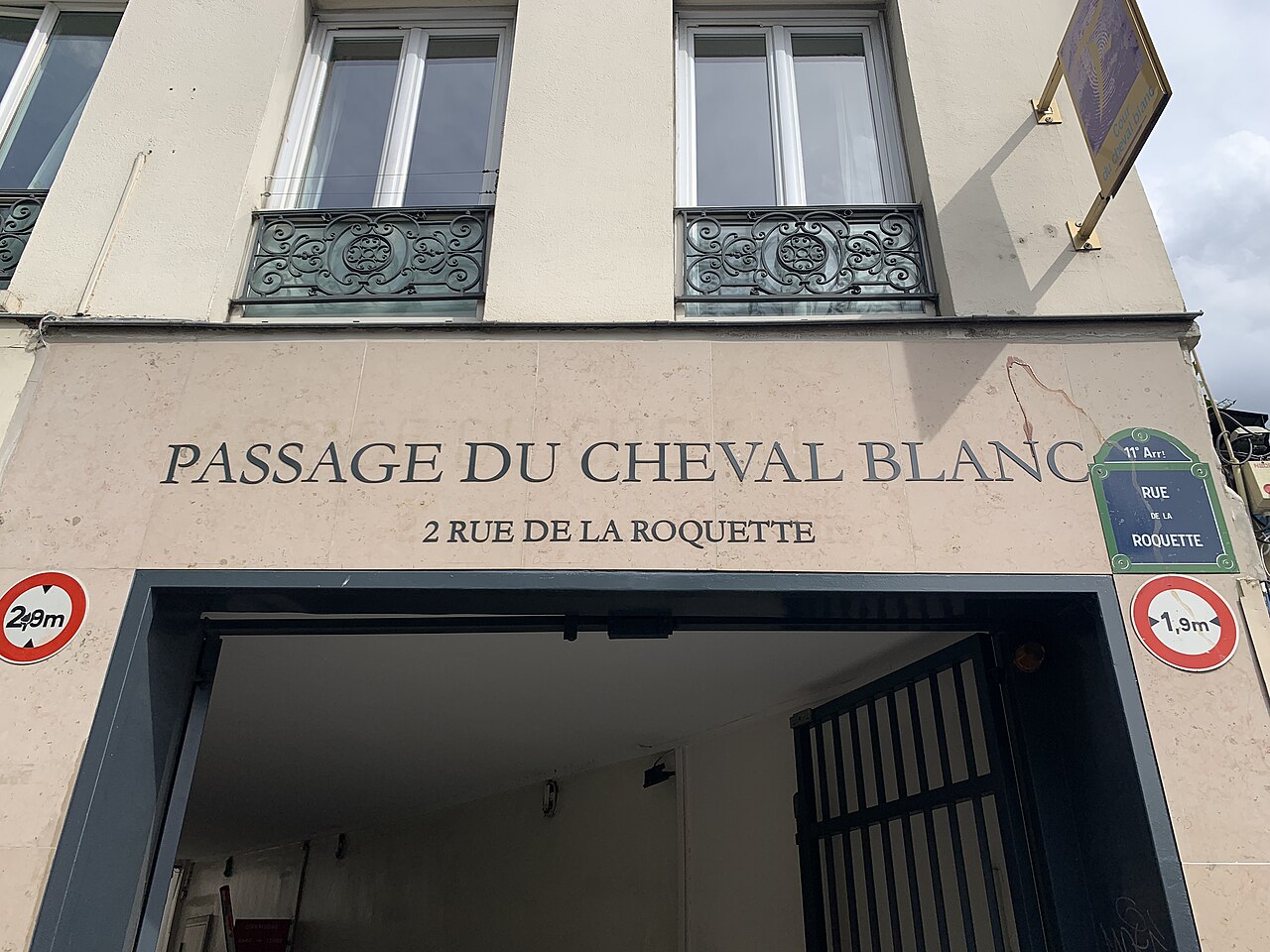 Entrée du passage du Cheval Blanc, 2 rue de la Roquette, Paris 11e